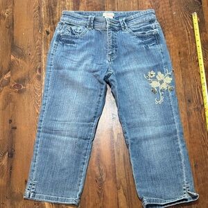 Apriori Women's Blue capri Jeans with Floral Embroidery